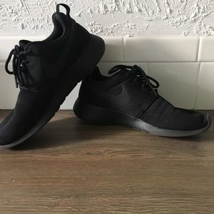 All BLACK Nike roshe 7.5